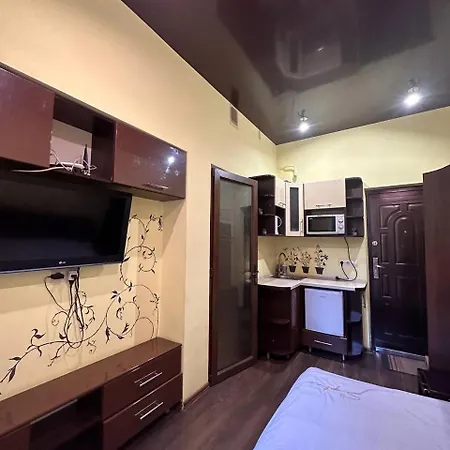 на вулиці наливайка 7 в центрі біля оперного театру після ремонту *