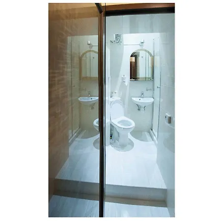 на вулиці наливайка 7 в центрі біля оперного театру після ремонту