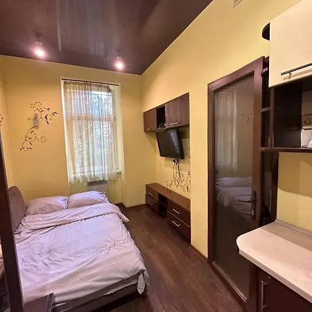 на вулиці наливайка 7 в центрі біля оперного театру після ремонту