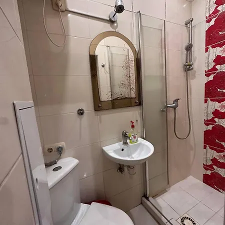 на вулиці наливайка 7 в центрі біля оперного театру після ремонту *