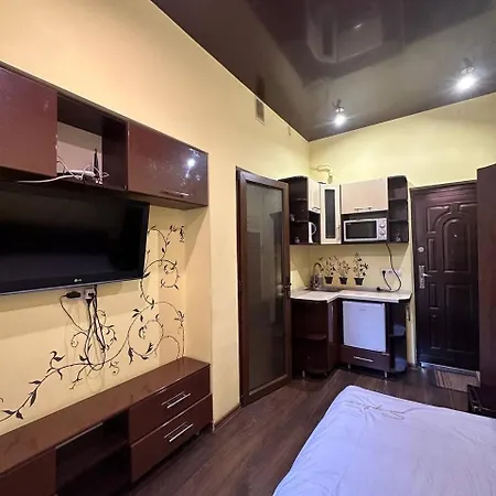 на вулиці наливайка 7 в центрі біля оперного театру після ремонту