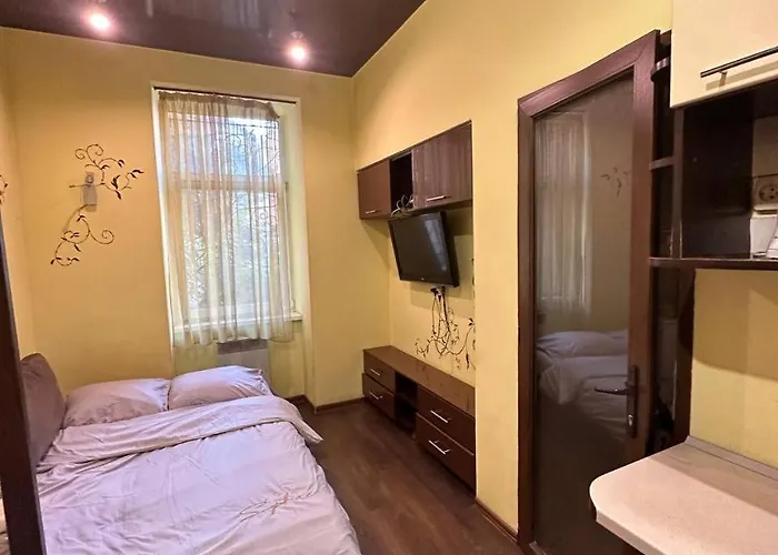 на вулиці наливайка 7 в центрі біля оперного театру після ремонту