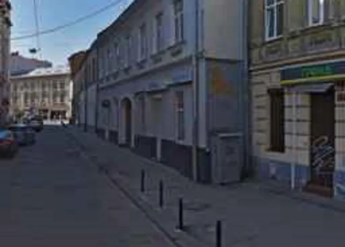 на вулиці наливайка 7 в центрі біля оперного театру після ремонту * Lviv
